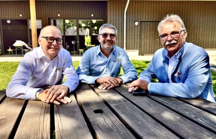 Die PDGs Jouni Heinonen und René-Marc Blaser mit Yves Duc, Präsident des RC Crans-Montana 2025/26 (v. l. n. r.) (Foto: zvg)